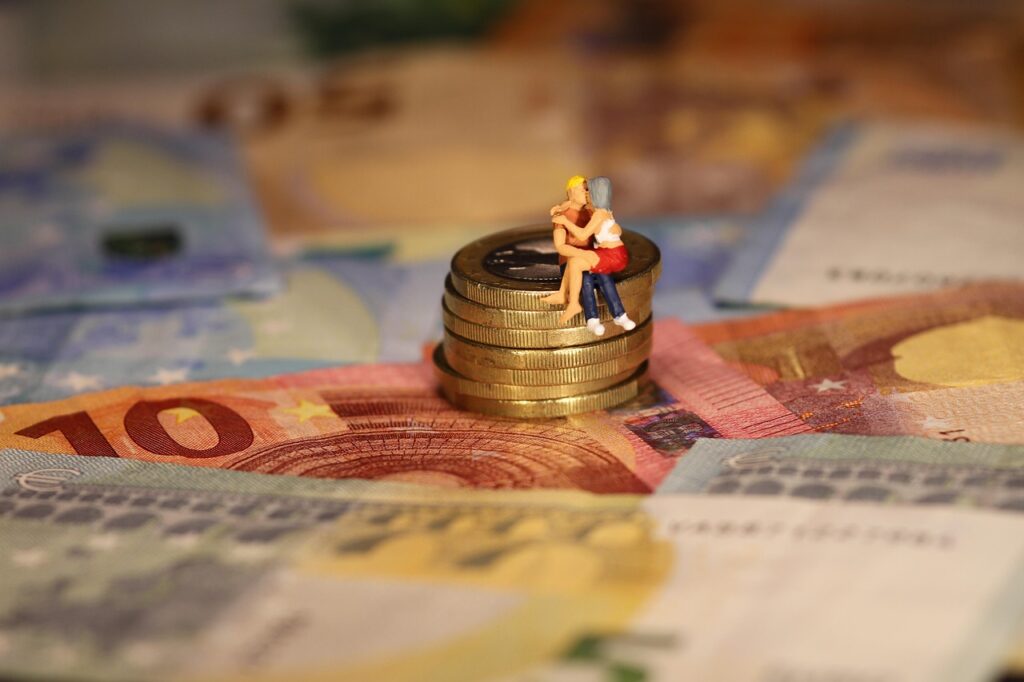save up, money, miniature figures, retirement provision, care insurance, euro, old, finance, maintenance, insurance, reserve, pension, eventide, old-age security, retirement, dowry, marriage, love, miniature figure, miniature, creative, toy figure, model construction figure, insurance, dowry, dowry, dowry, dowry, dowry