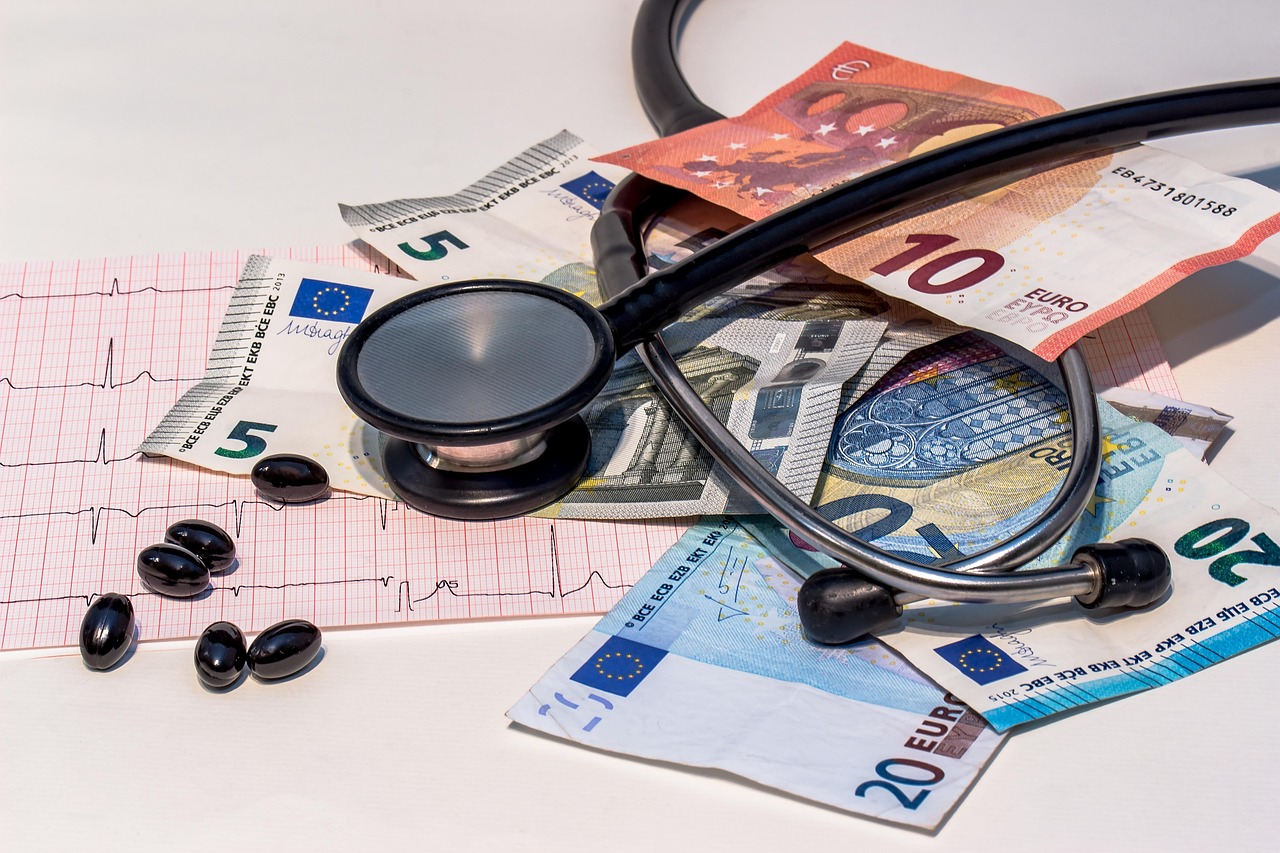 pills, tablets, stethoscope, ecg, electrocardiogram, banknotes, euro, health, medicine, disease, pharmacy, healthcare, money, recover, cost, hospital expenses, medical expenses, cardiology